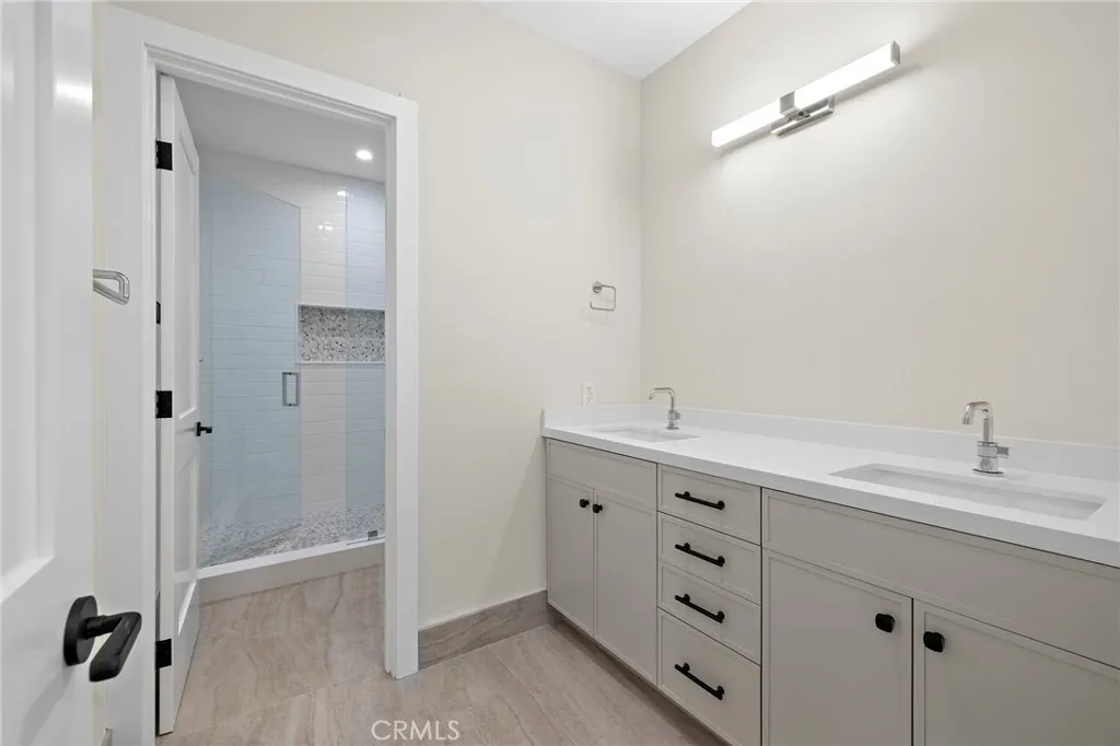 Upstairs Hallway Bathroom