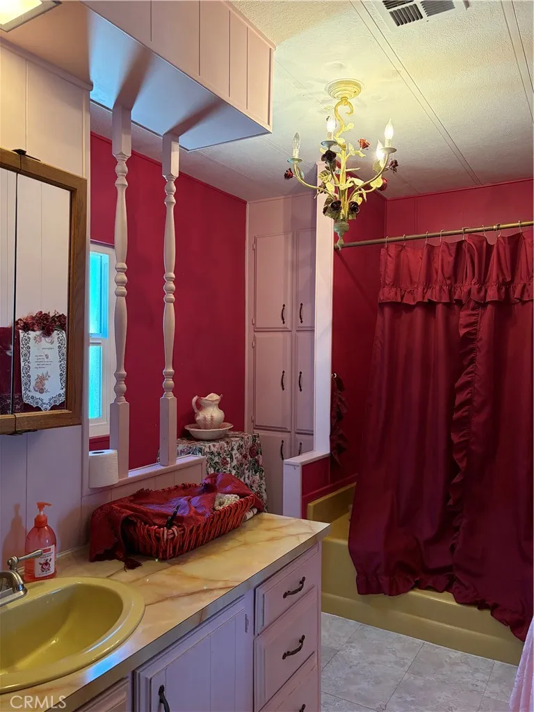 Primary en suite bathroom