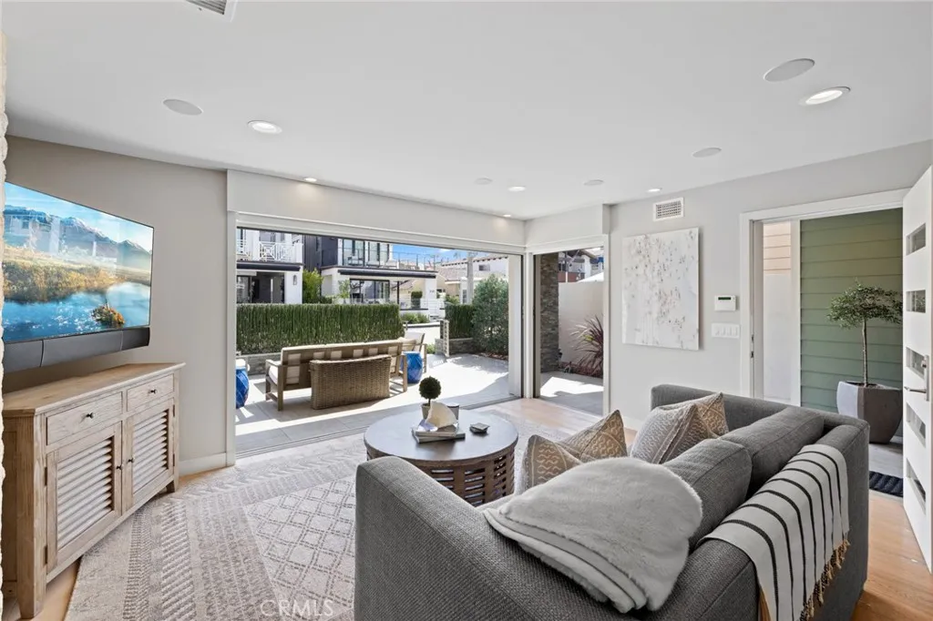 219 Diamond Avenue, Newport Beach, California 92662 — photo 5
