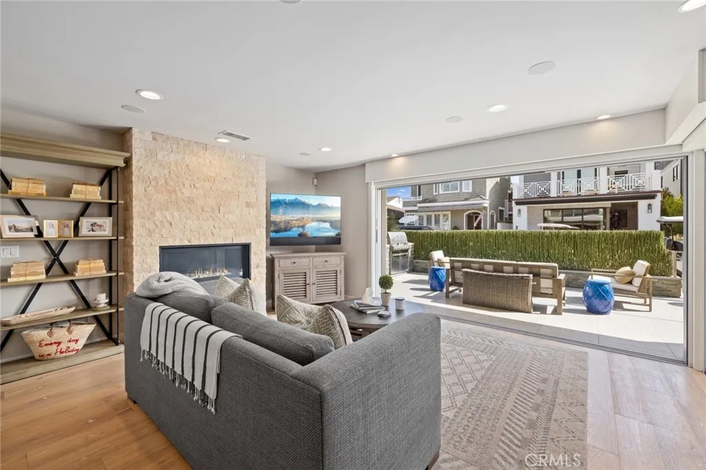 219 Diamond Avenue, Newport Beach, California 92662 — photo 4