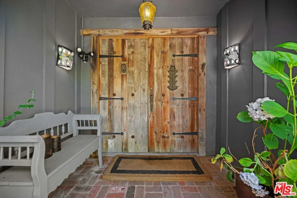 16582 Calneva Drive, Encino, California 91436 — photo 4