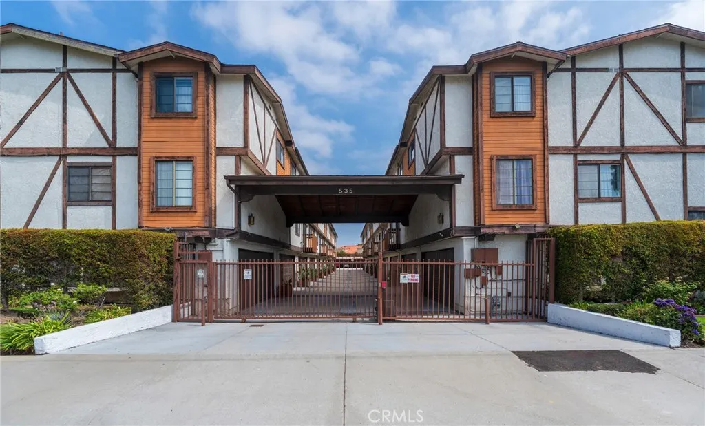 535 E 223rd St