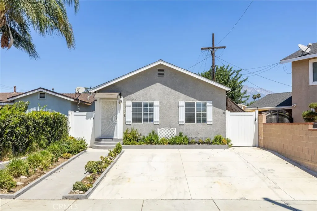 909 E I St