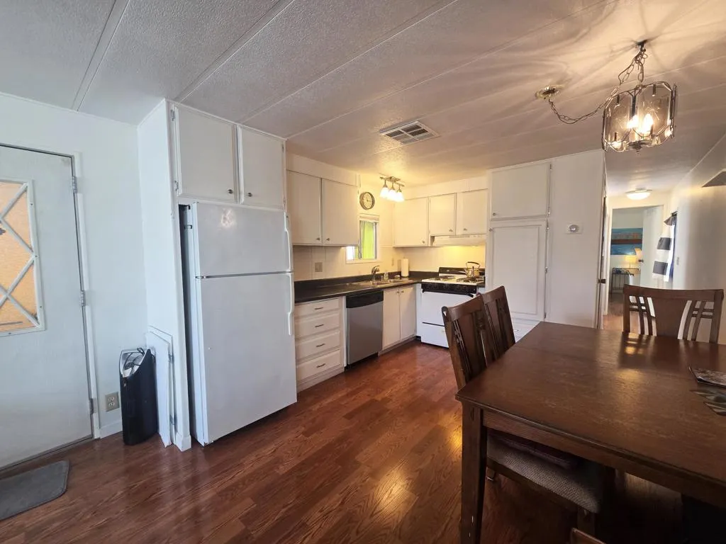 Eat-In Kitchen