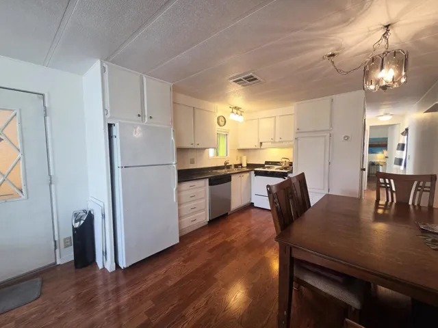 Eat-In Kitchen
