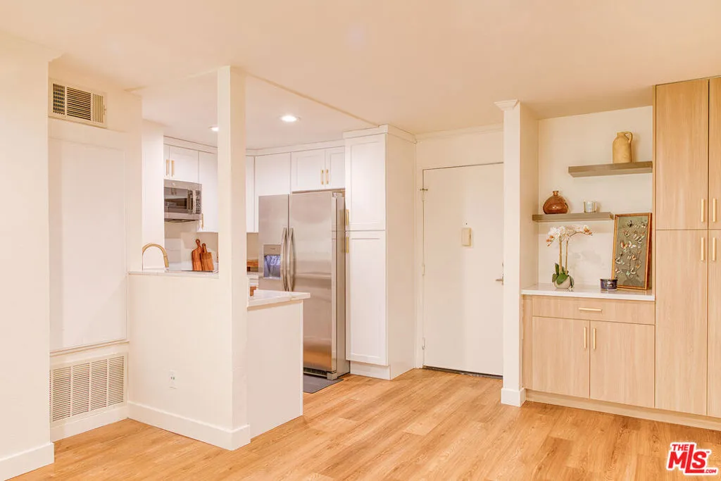 5510 Owensmouth Avenue 218, Woodland Hills, California 91367 — photo 4
