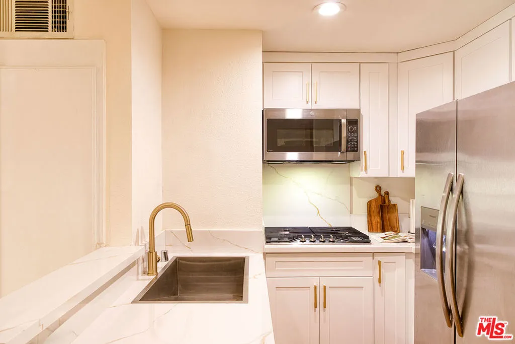 5510 Owensmouth Avenue 218, Woodland Hills, California 91367 — photo 5