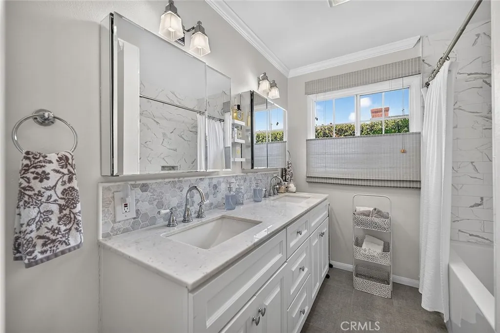 Double vanity and shower over tub, all recently upgraded.