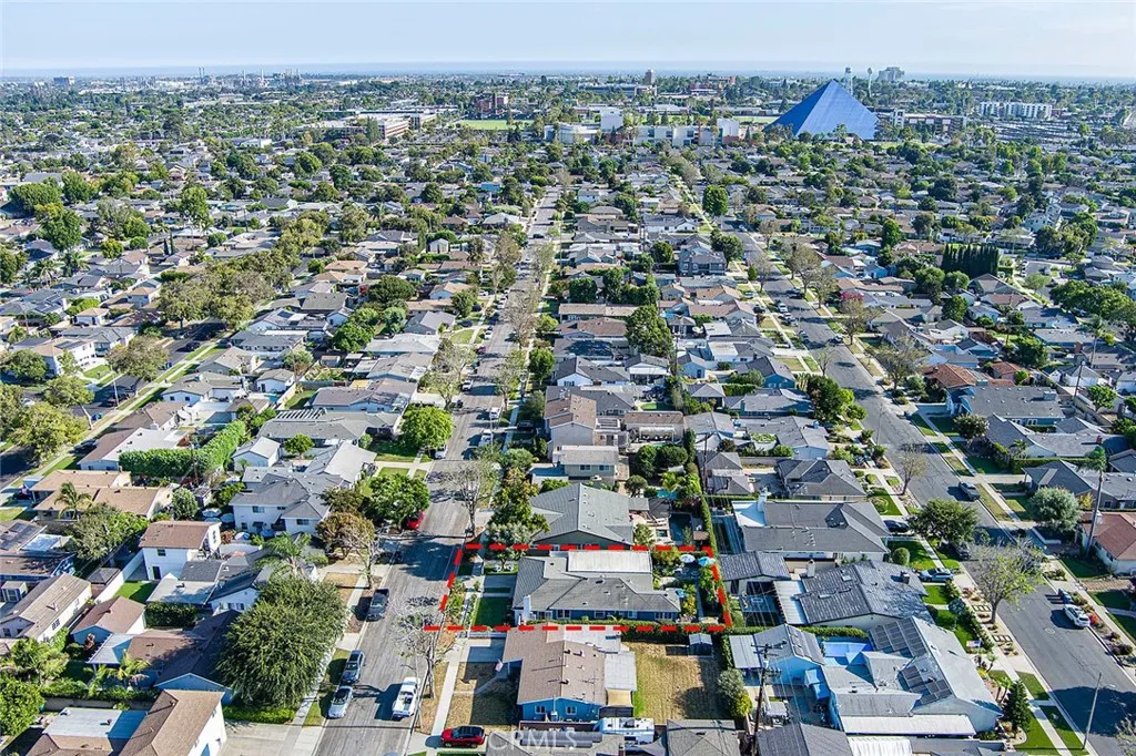 Great Los Altos location~ close to the Pyramid of Long Beach State University, shops, restaurants and freeway access.