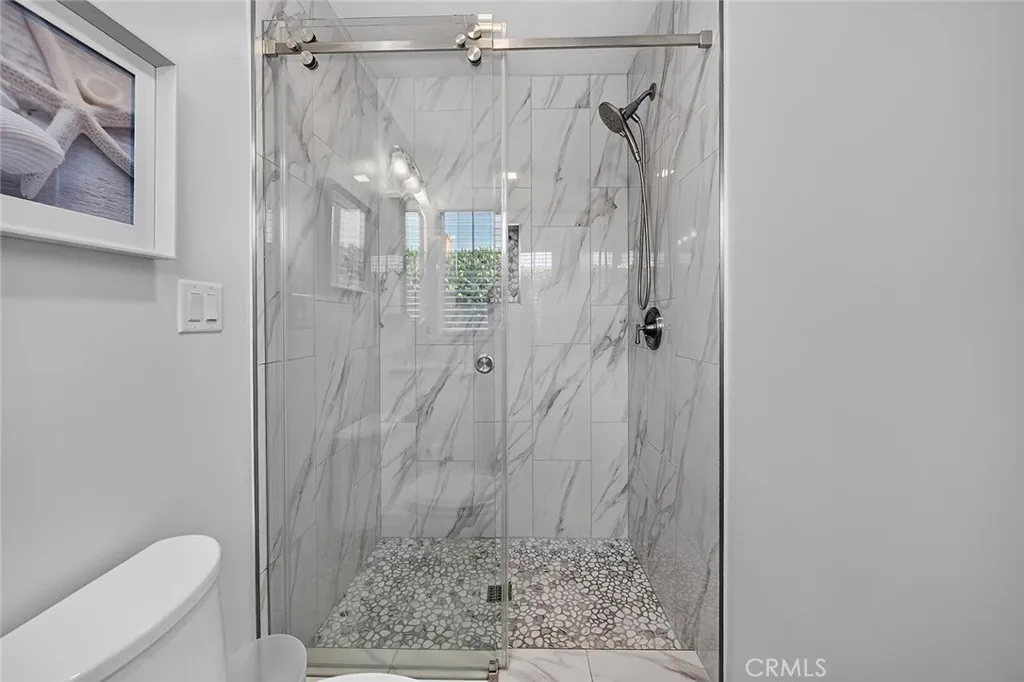 Big shower with lots of style
