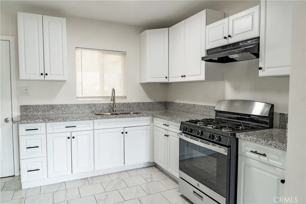 1102 E 18th Street, Bakersfield, California 93305 — photo 4
