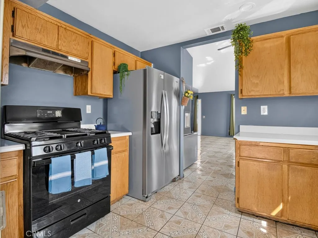 15393 Holly, Fontana, California 92335 — photo 5