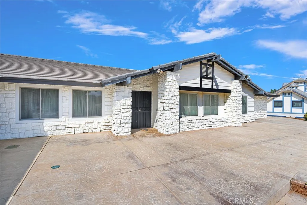 14942 Riverside Drive, Apple Valley, California 92307 — photo 5