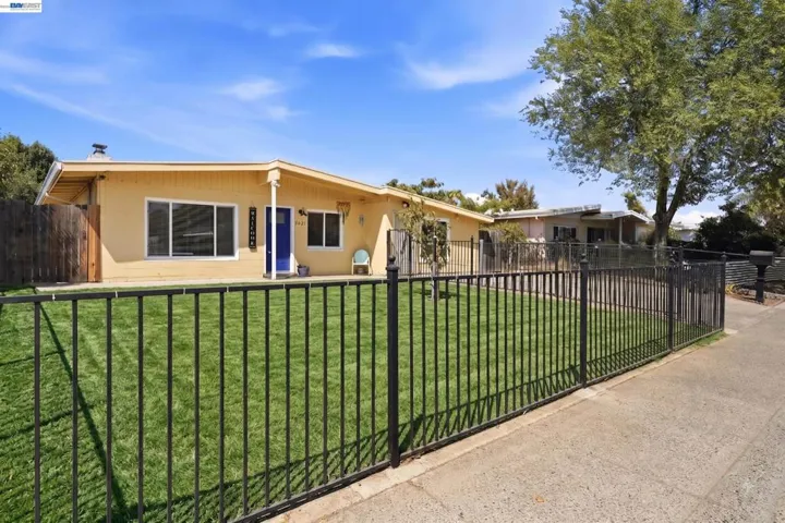5621 27th Ave, Sacramento, California 95820 — photo 4