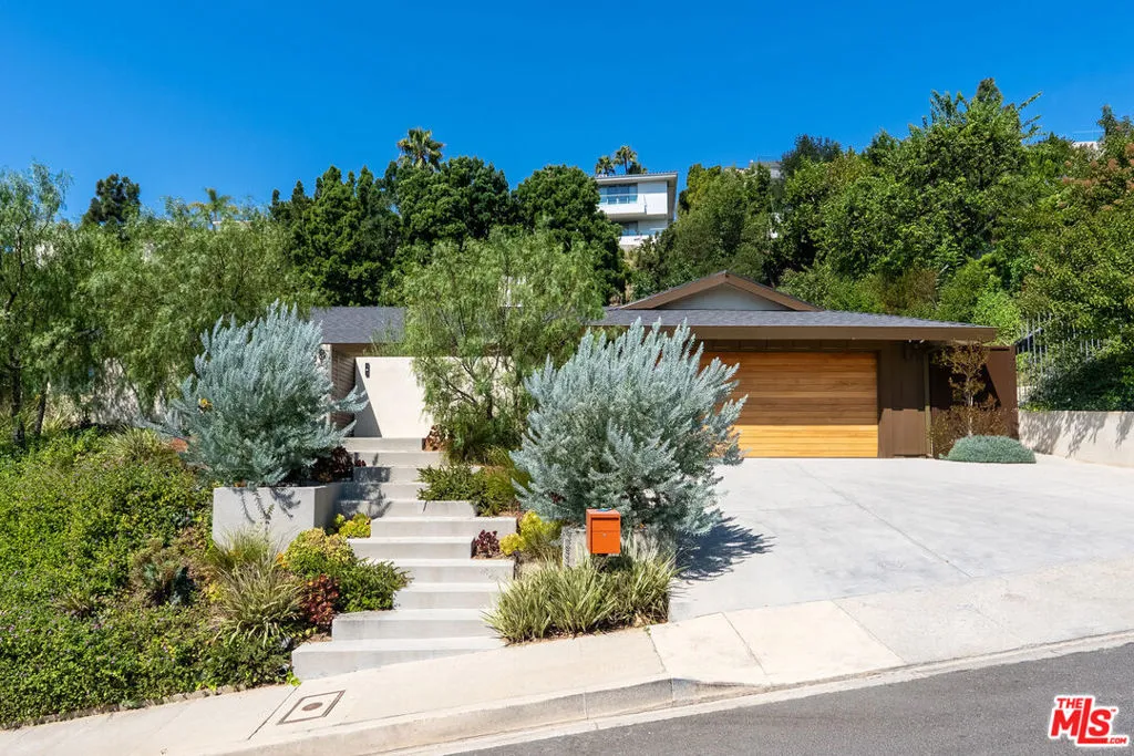 9258 Swallow Dr
