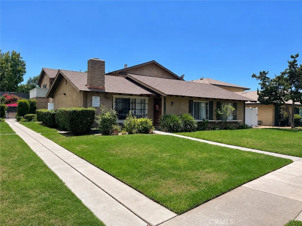 2236 E Franzen