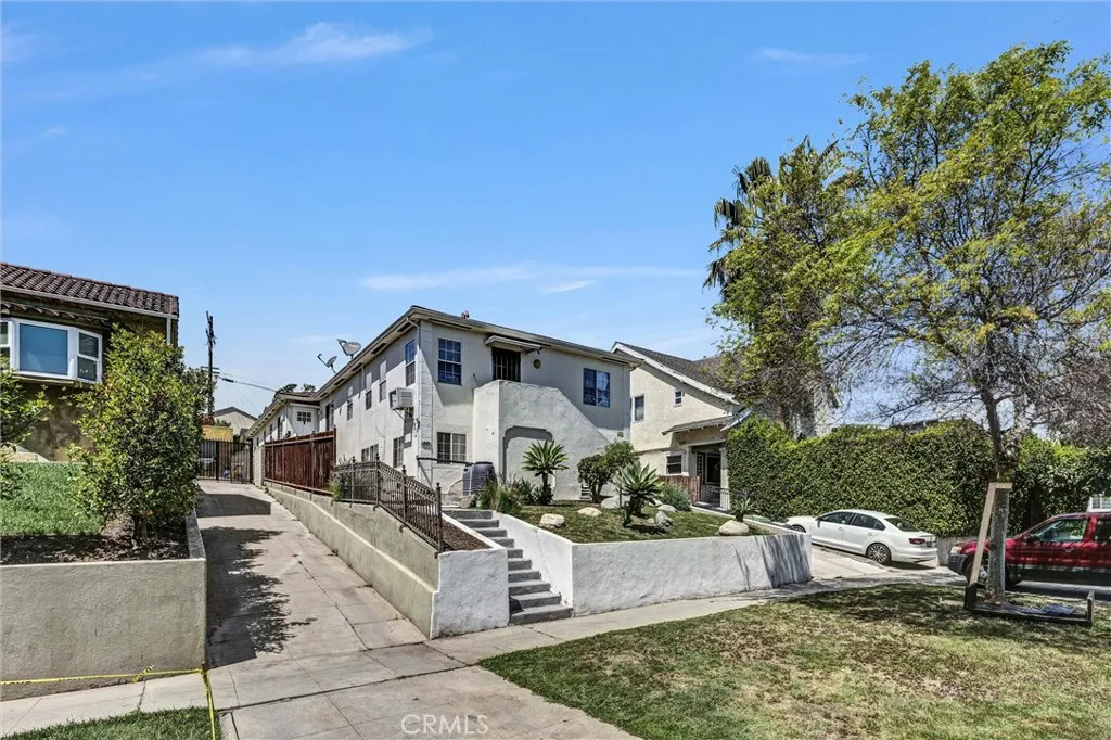1861 S Redondo