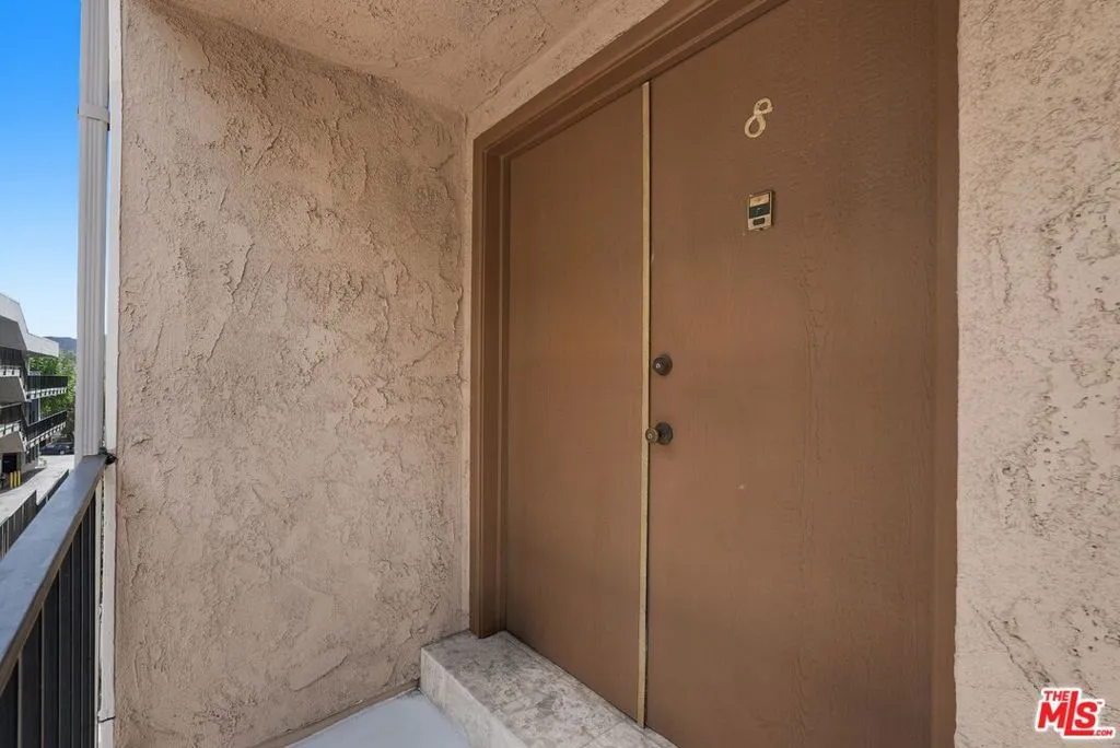 3245 Altura Avenue 8, Glendale, California 91214 — photo 4