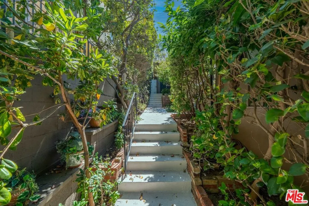 1581 Manning Avenue, Los Angeles, California 90024 — photo 5