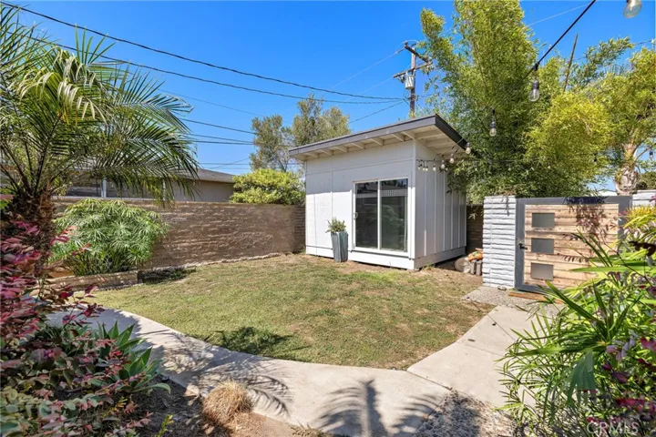 Private entry courtyard with detached shed/flex space
