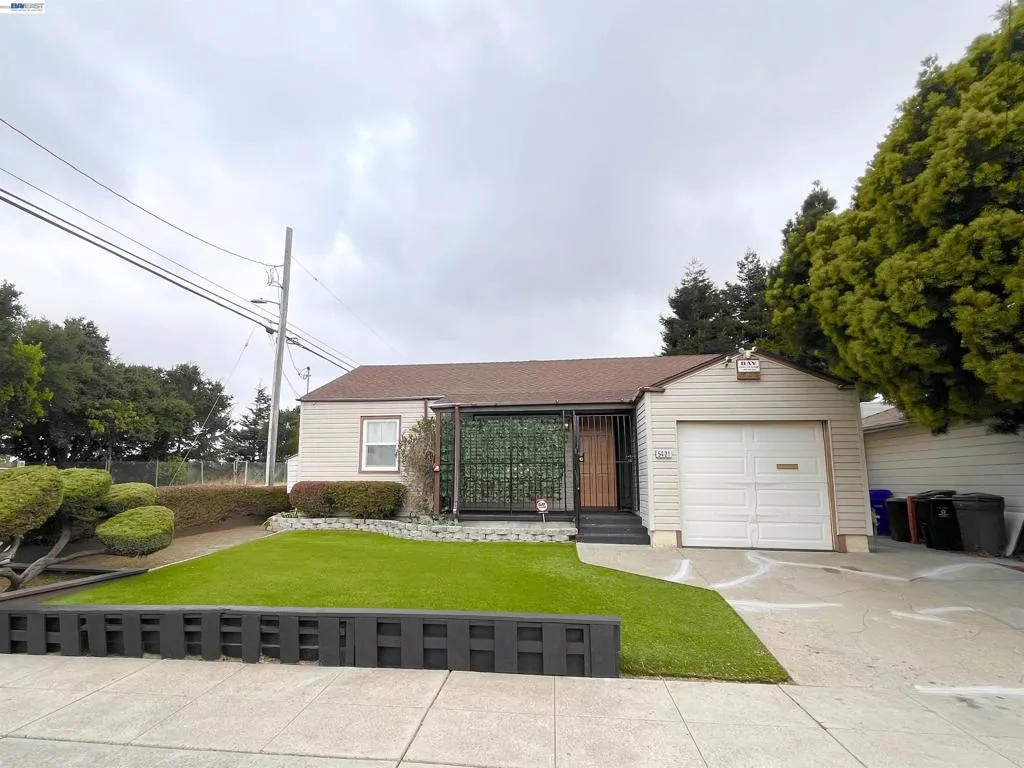 5401 Solano Ave