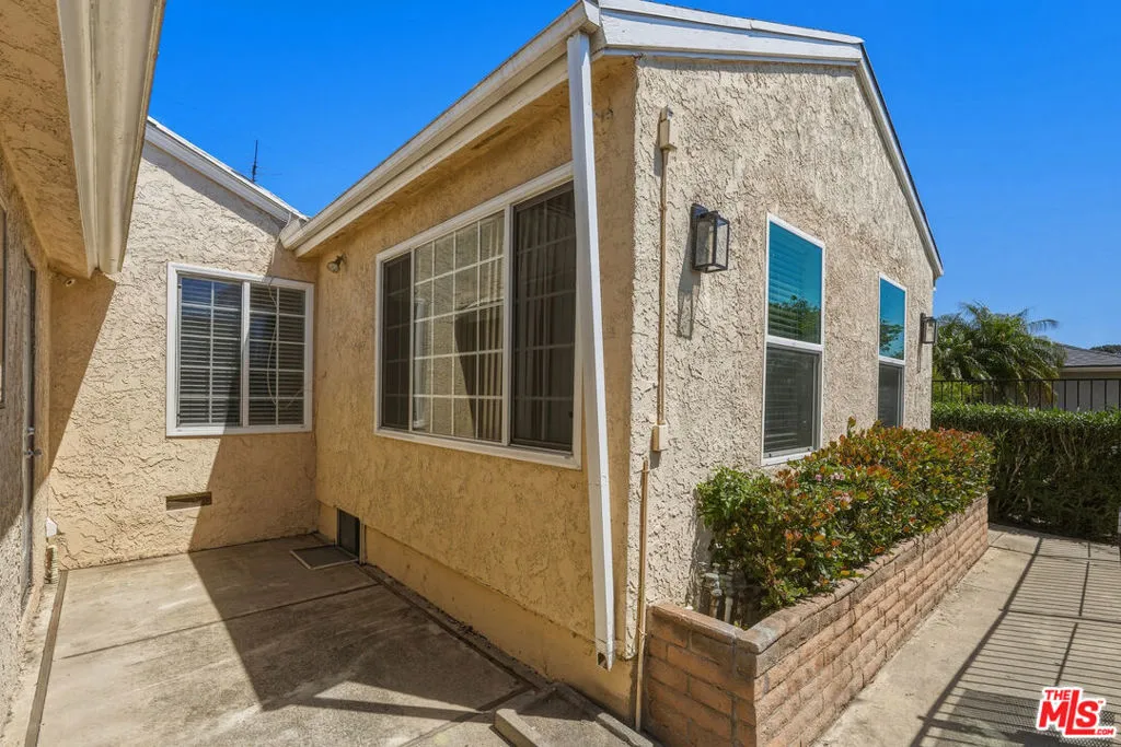 11612 Cimarron Avenue, Hawthorne, California 90250 — photo 4