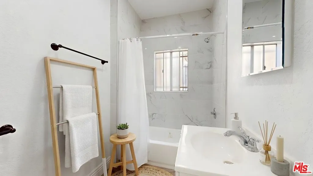 2318 1/2 W Jefferson Boulevard A, Los Angeles, California 90018 — photo 4
