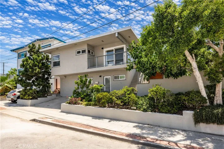 426 and 428 25th Street on a quiet north Hermosa street
