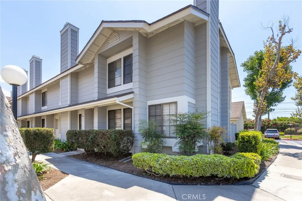 1700 W Cerritos