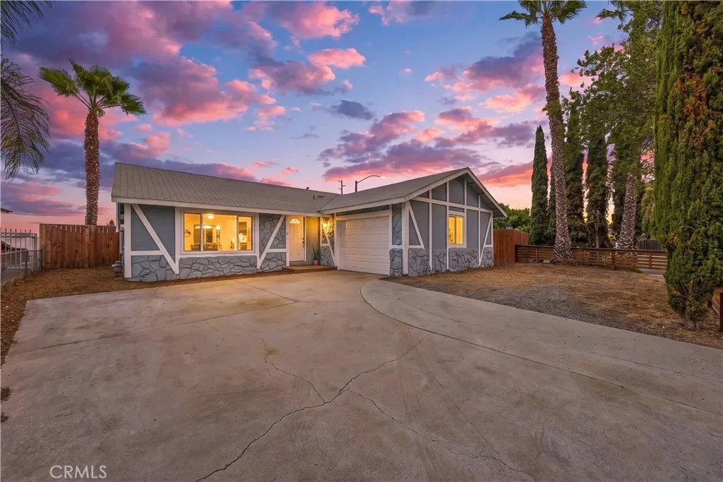 560 W Los Angeles Dr