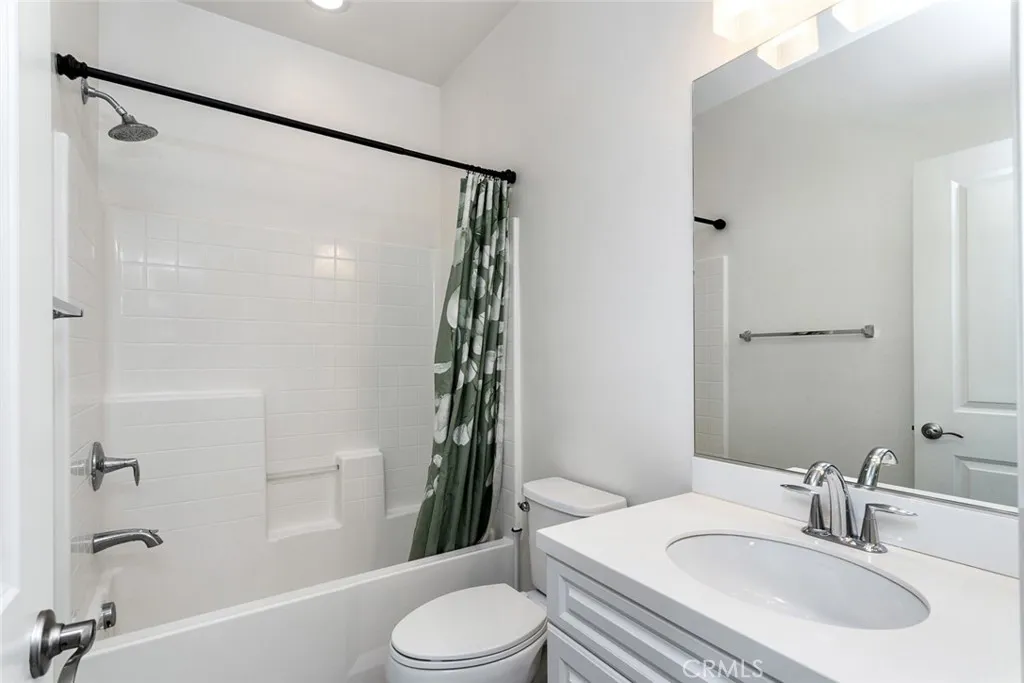 3rd floor shared full bathroom
