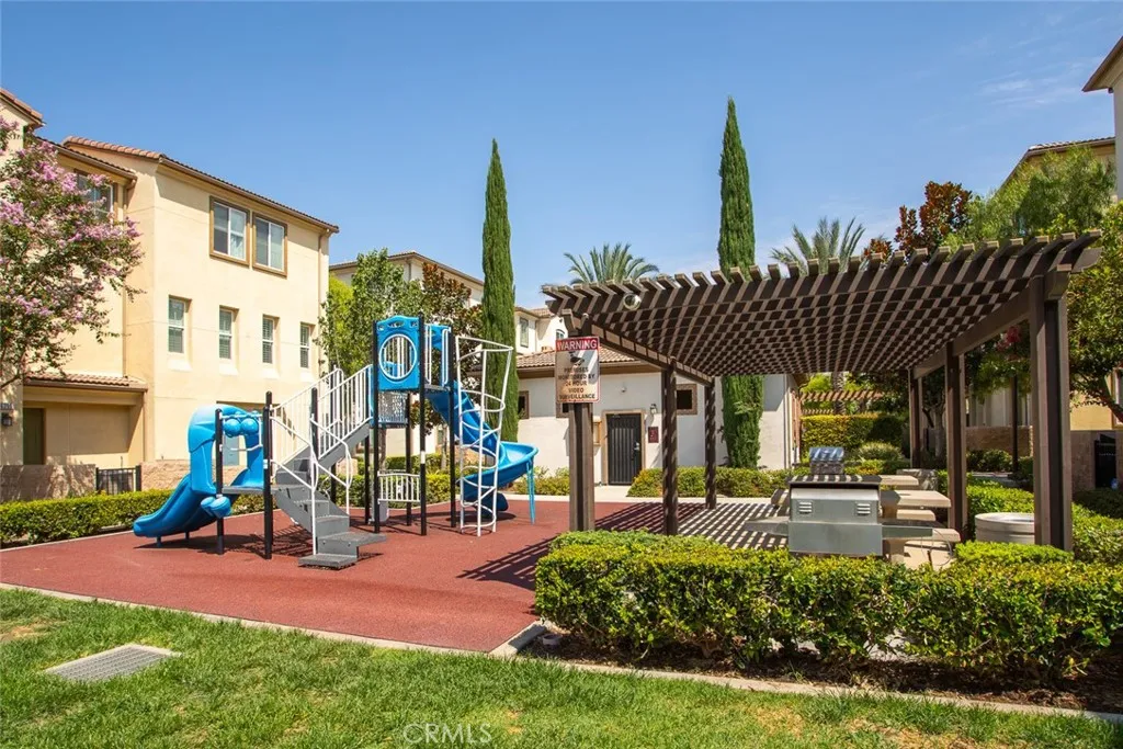 Playground & bbq/picnic area