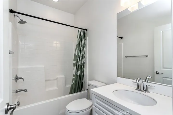 3rd floor shared full bathroom