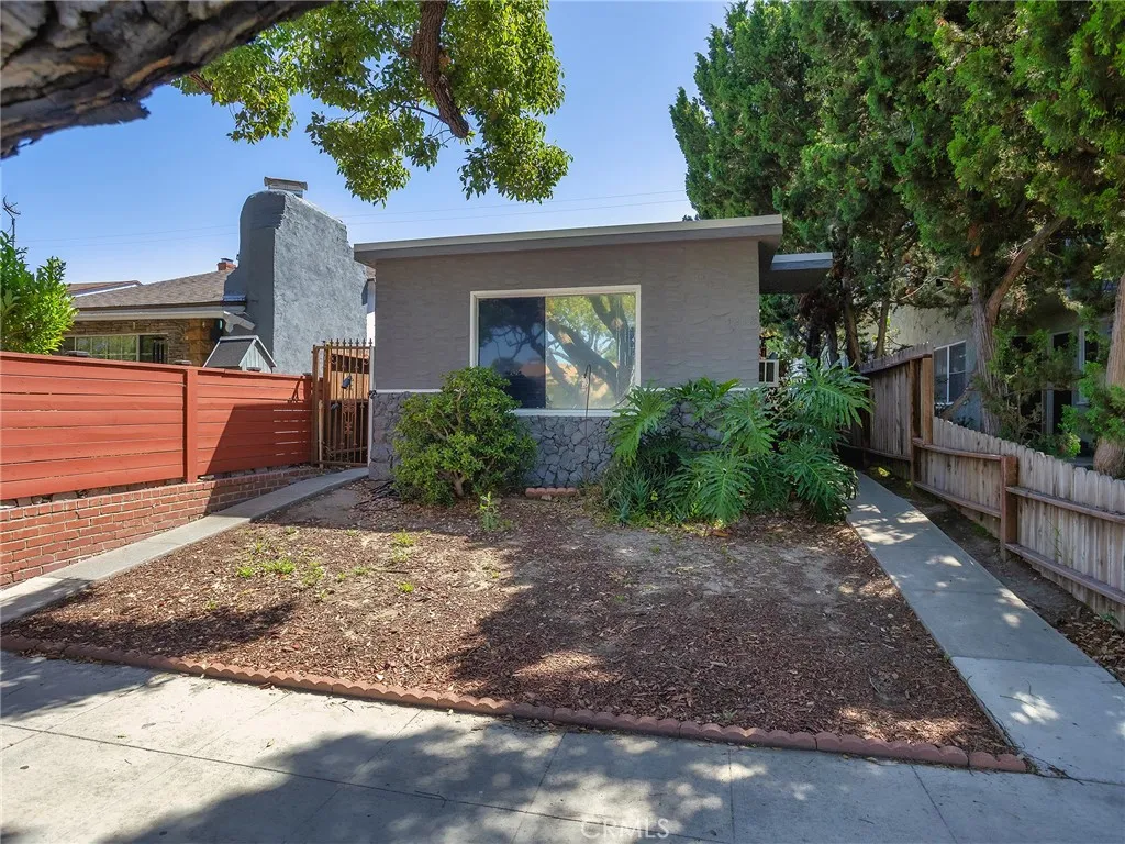 1218 N Hollywood Way