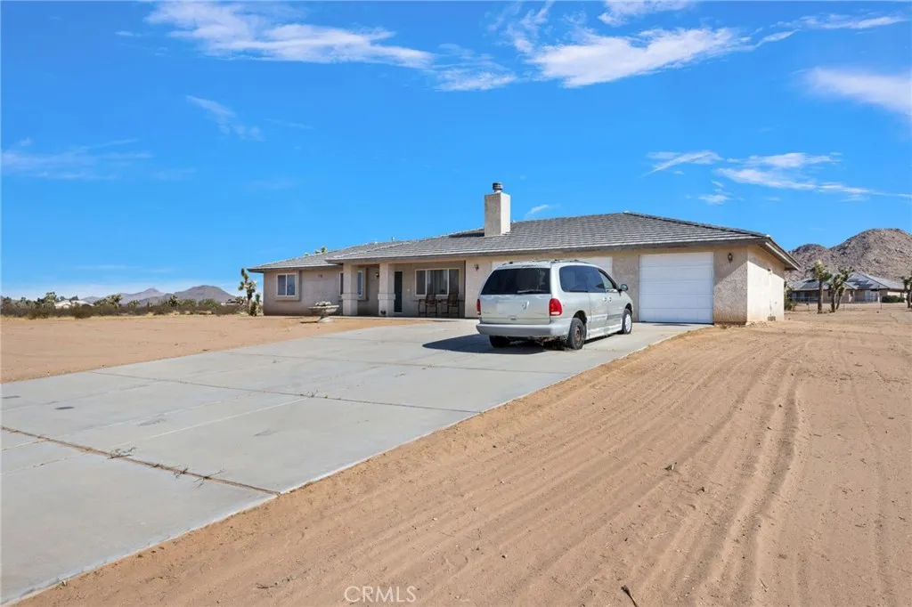 23520 Pala, Apple Valley, California 92307 — photo 4