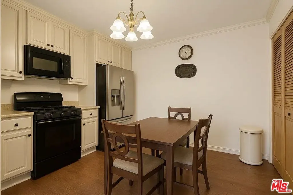 21620 Burbank Boulevard 9, Woodland Hills, California 91367 — photo 4