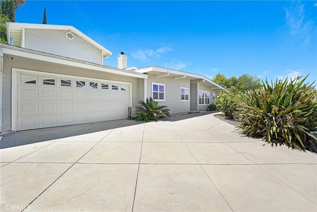 22450 Collins, Woodland Hills, California 91367 — photo 5