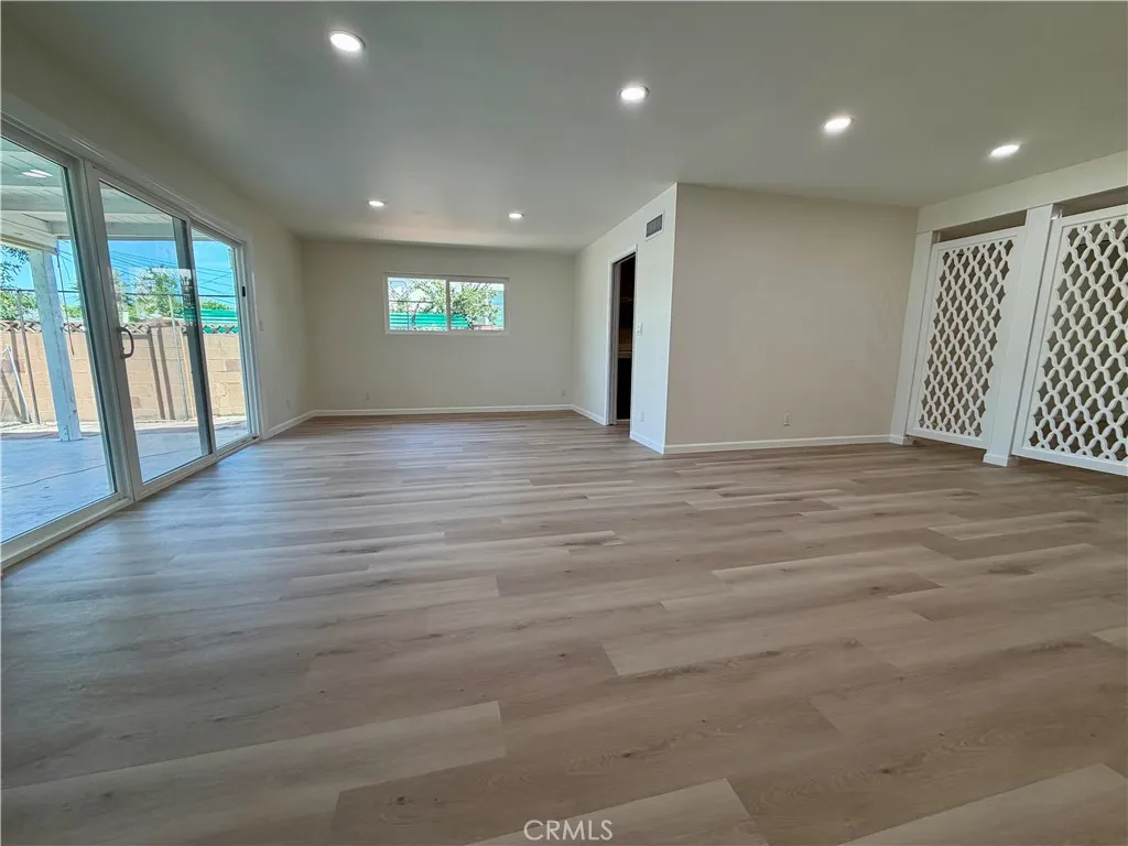 Living room/dinning area