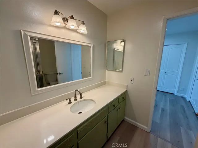 Bathroom 2 (ensuite)