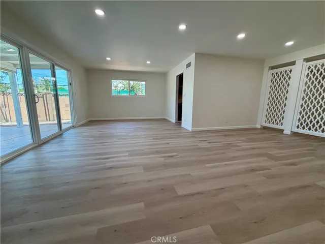 Living room/dinning area