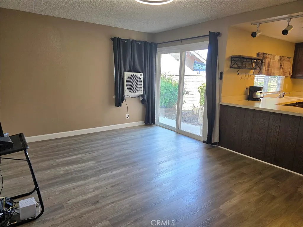 527 Curve, Lancaster, California 93535 — photo 4