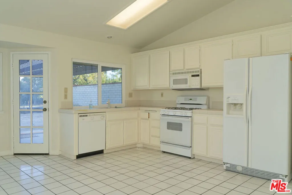 524 Ventura Avenue, Corona, California 92879 — photo 5