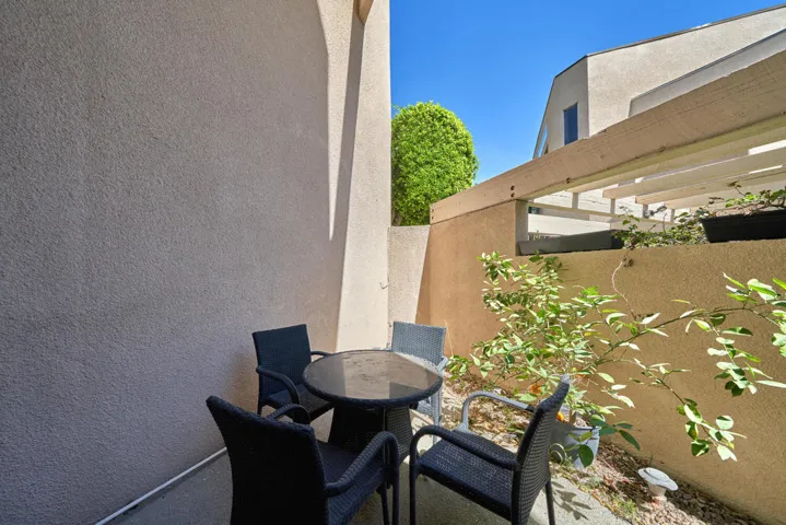 414 Village Square W Palm-large-013-039-