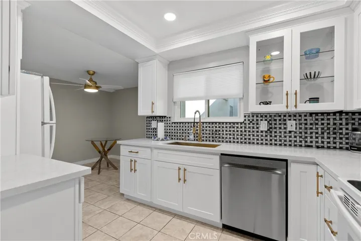 Kitchen large enough for 2 cooks