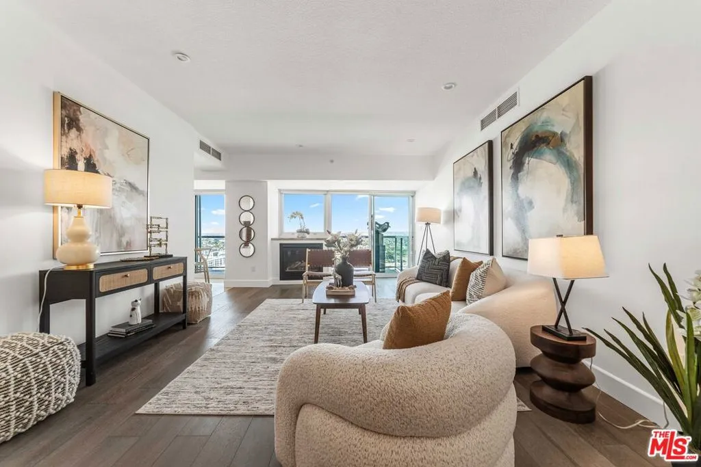 13600 Marina Pointe Dr