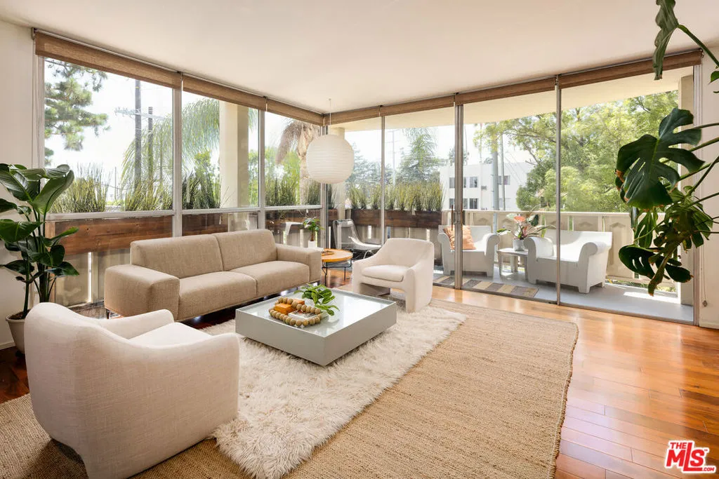 4455 Los Feliz Blvd