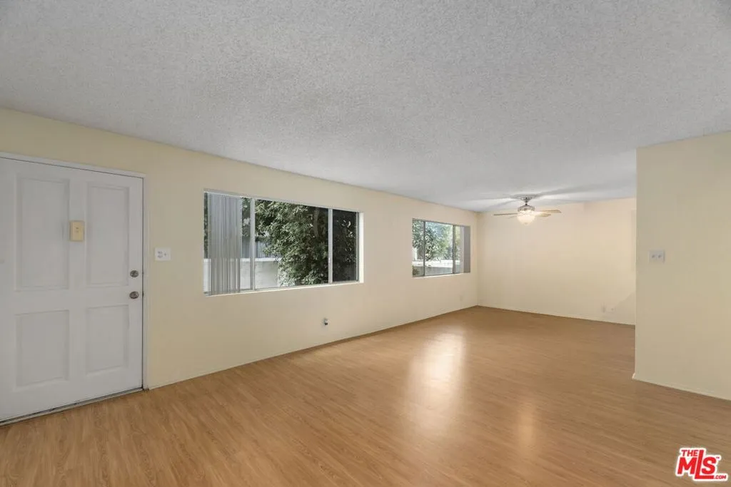 18555 Collins Street C11, Tarzana, California 91356 — photo 4