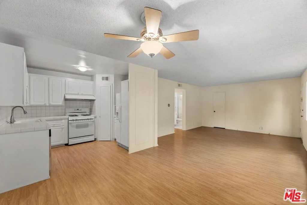 18555 Collins Street C11, Tarzana, California 91356 — photo 5