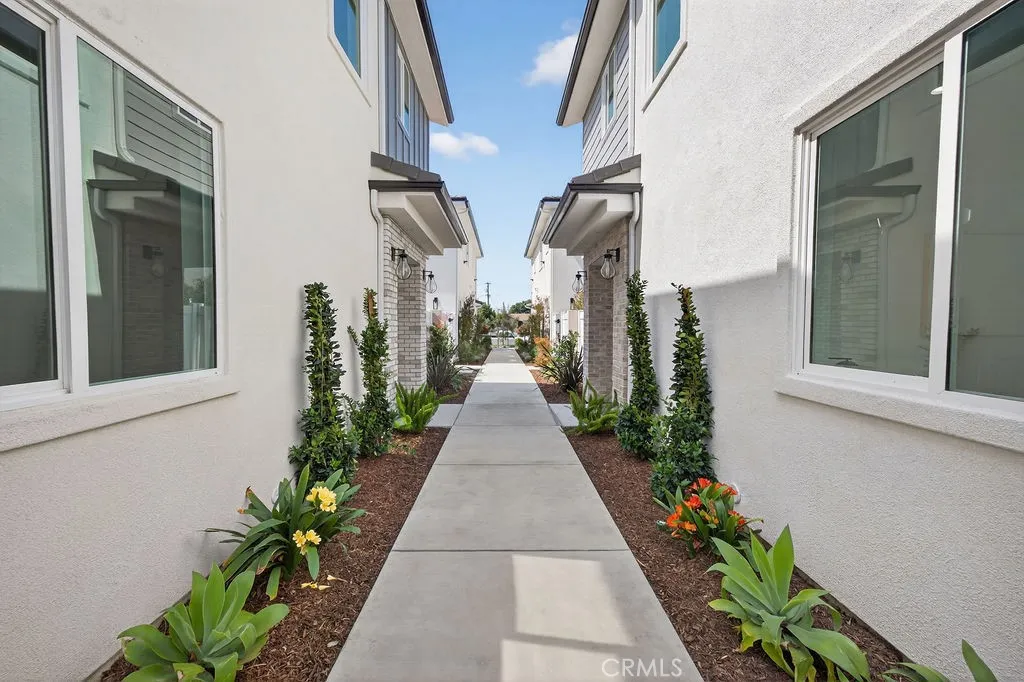 Photos are of the same model/floor plan at a different location and are for illustrative purposes only. Actual finishes, features, and options may vary.