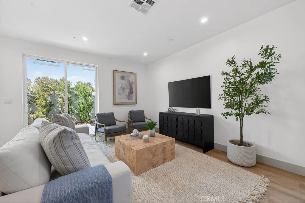 Photos are of the same model/floor plan at a different location and are for illustrative purposes only. Actual finishes, features, and options may vary.